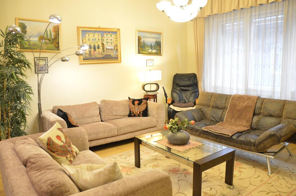 Classic Flat At Basilica Lägenhet Budapest Exteriör bild